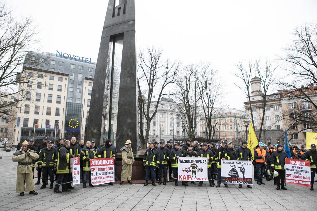 Ugniagesių mitingas V. Kudirkos aikštėje