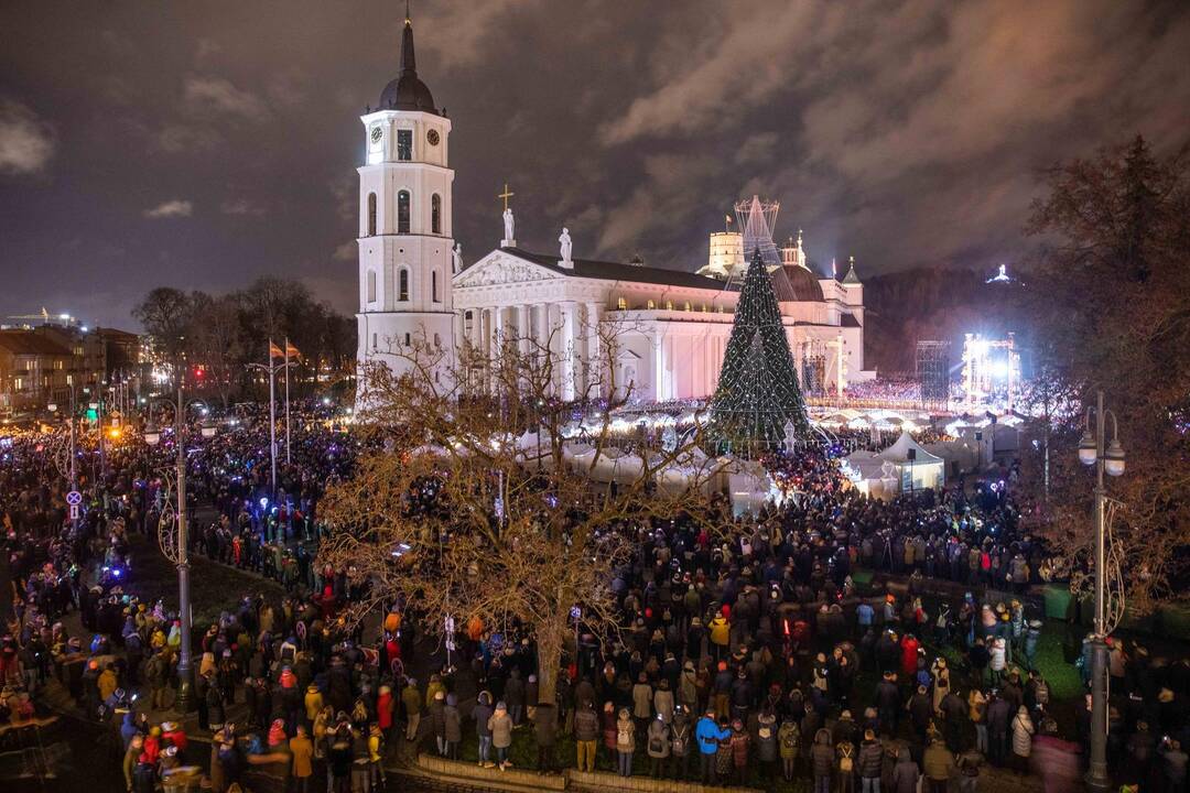 Katedros aikštėje įžiebta Kalėdų eglė