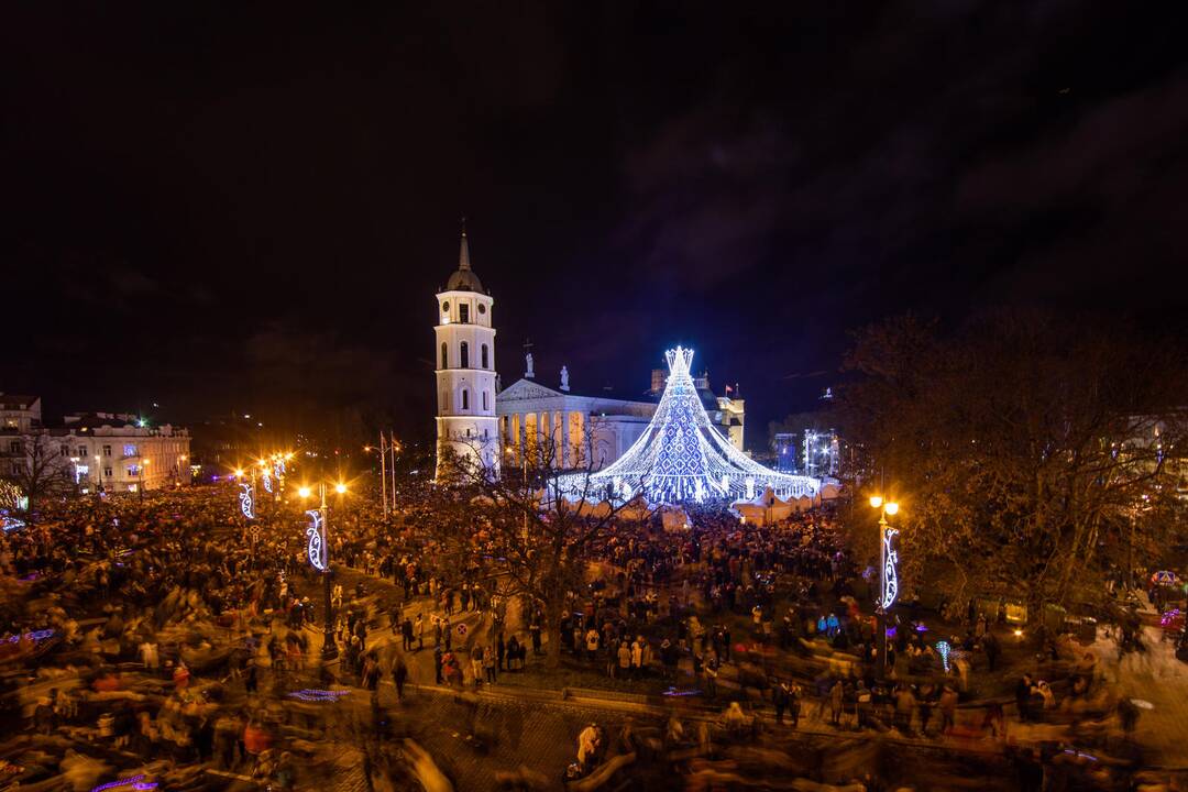 Katedros aikštėje įžiebta Kalėdų eglė