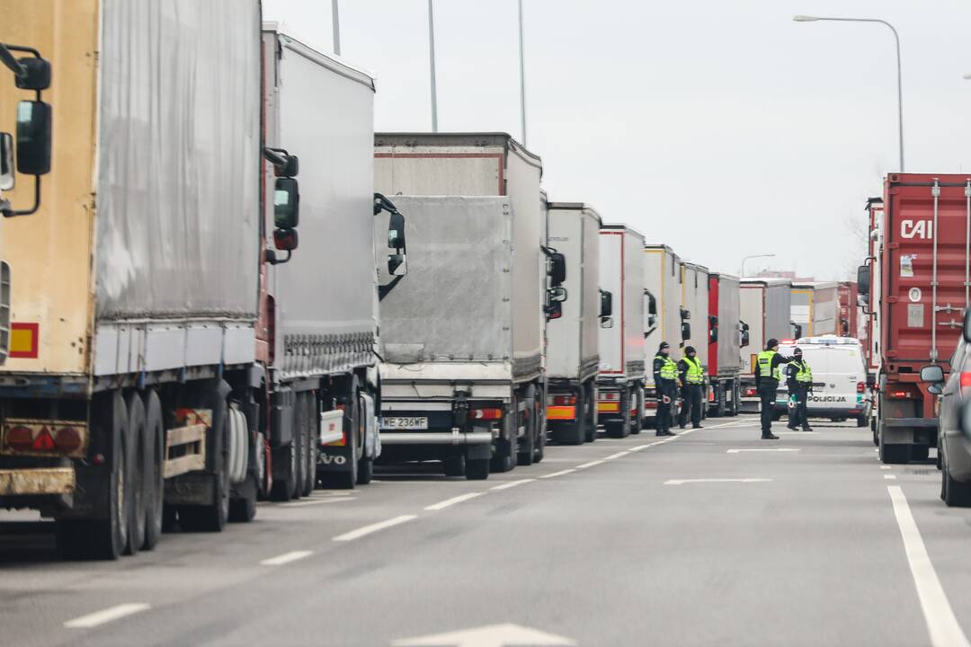 Prie Medininkų punkto į Lietuvą įvažiuoti laukia kone 400 vilkikų