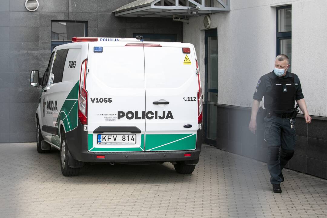 V. Sutkus atvežtas į teismą