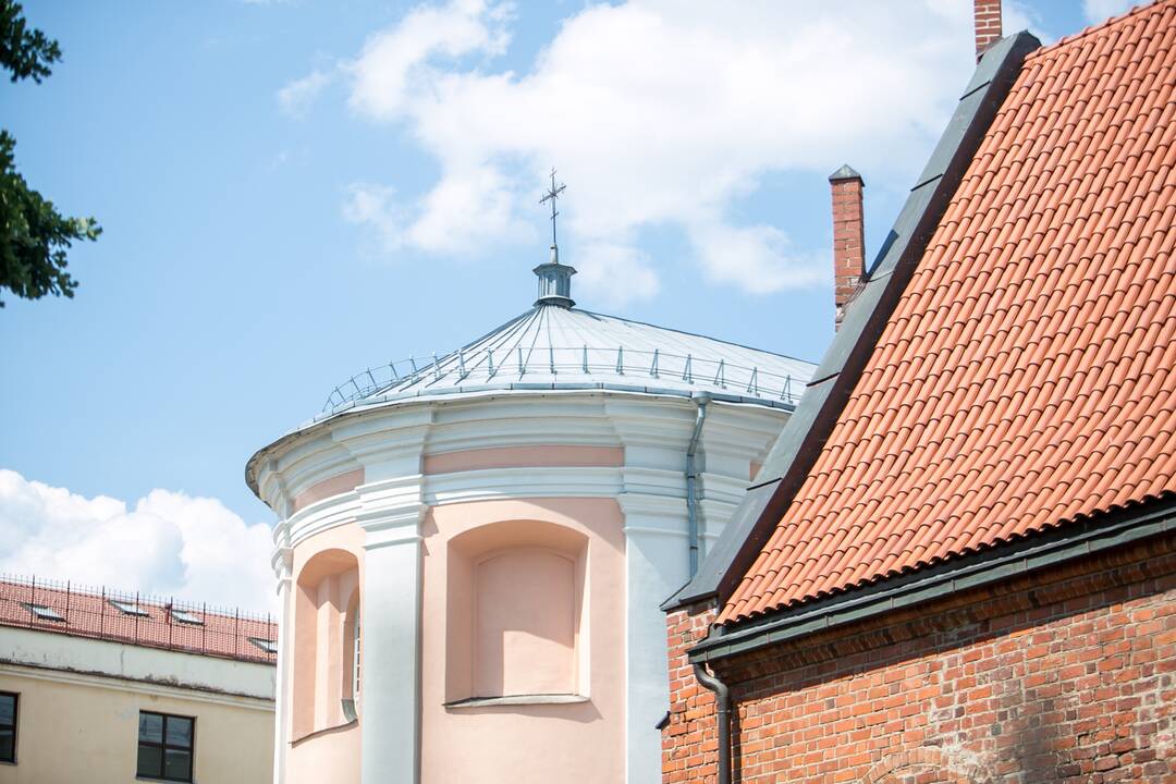 Degė Jėzuitų bažnyčios pastogė