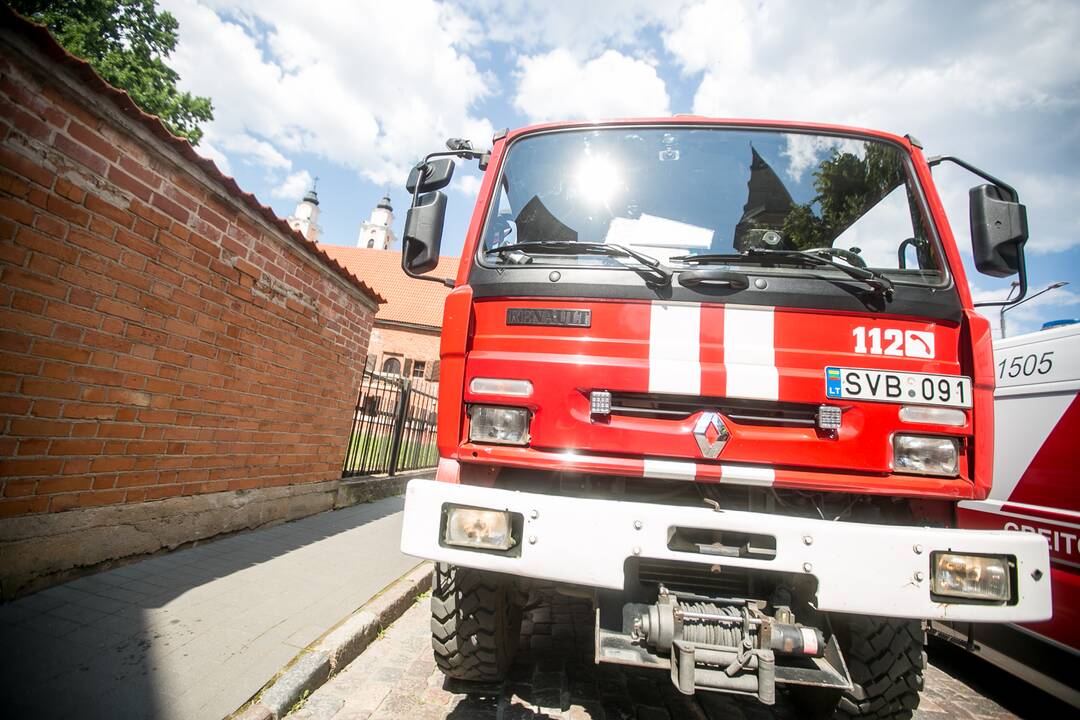 Degė Jėzuitų bažnyčios pastogė