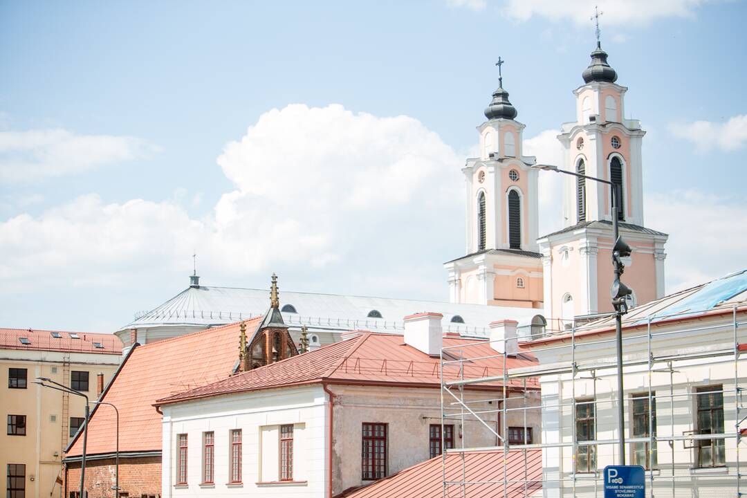 Degė Jėzuitų bažnyčios pastogė