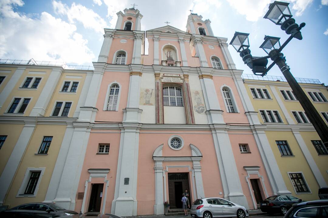 Degė Jėzuitų bažnyčios pastogė