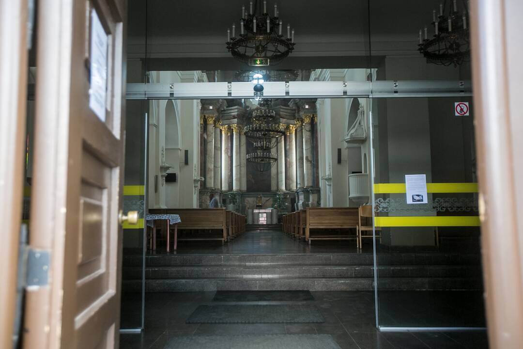 Degė Jėzuitų bažnyčios pastogė