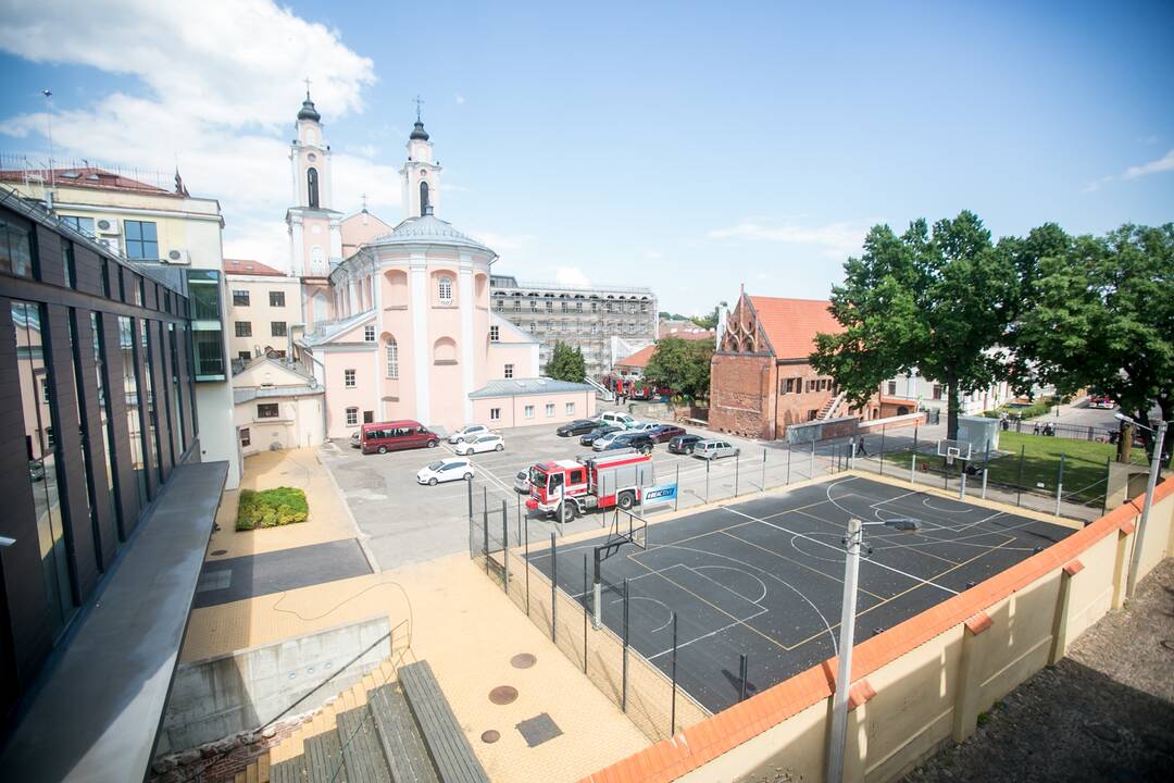 Degė Jėzuitų bažnyčios pastogė