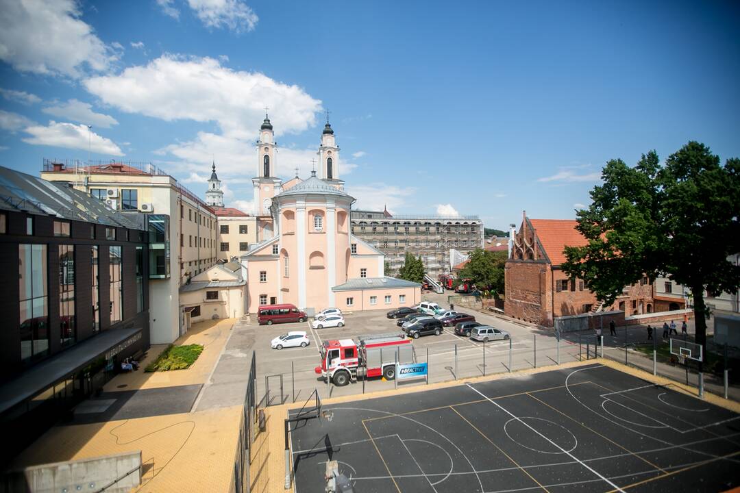 Degė Jėzuitų bažnyčios pastogė