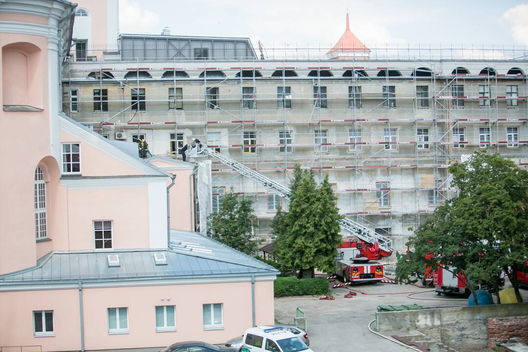 Degė Jėzuitų bažnyčios pastogė
