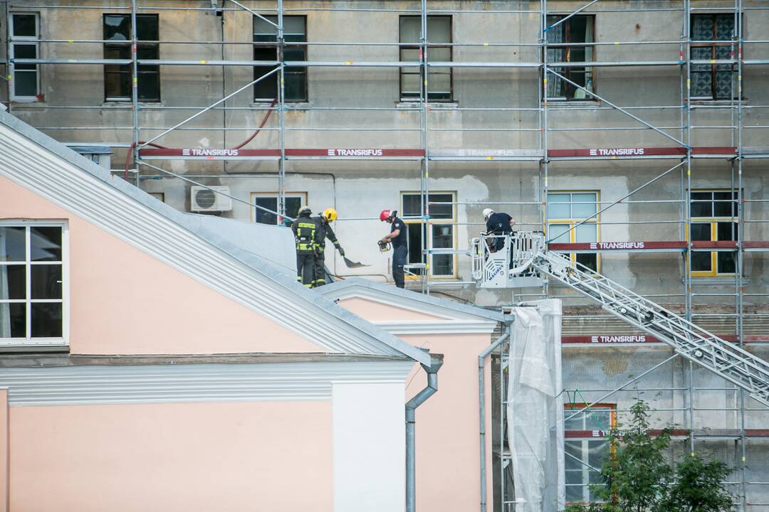 Degė Jėzuitų bažnyčios pastogė