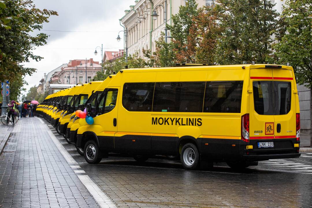 Savivaldybėms perduoti 25 geltonieji autobusiukai