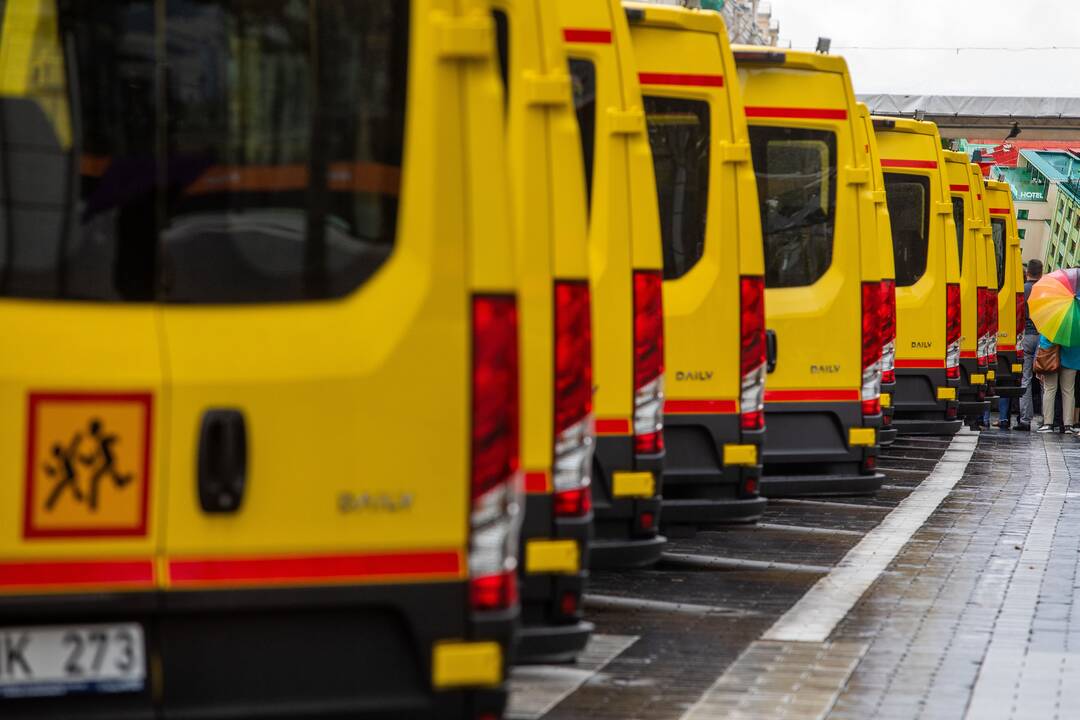 Savivaldybėms perduoti 25 geltonieji autobusiukai
