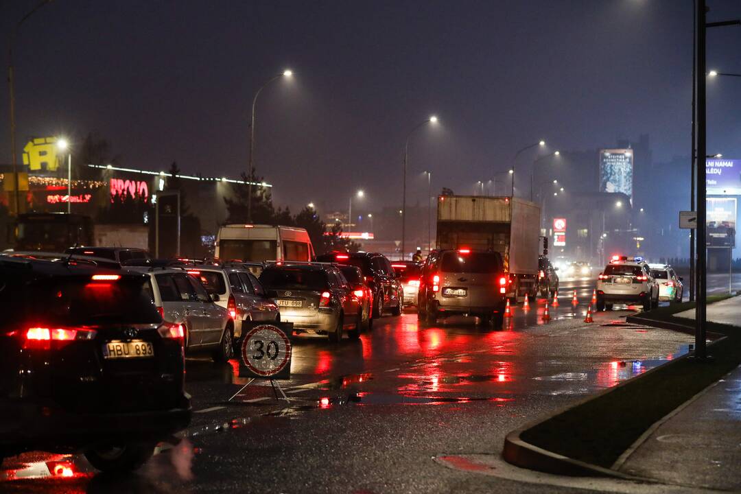 Policija pradėjo masinę judėjimo kontrolę