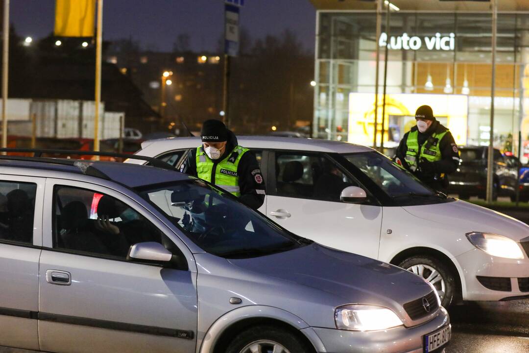 Policija pradėjo masinę judėjimo kontrolę