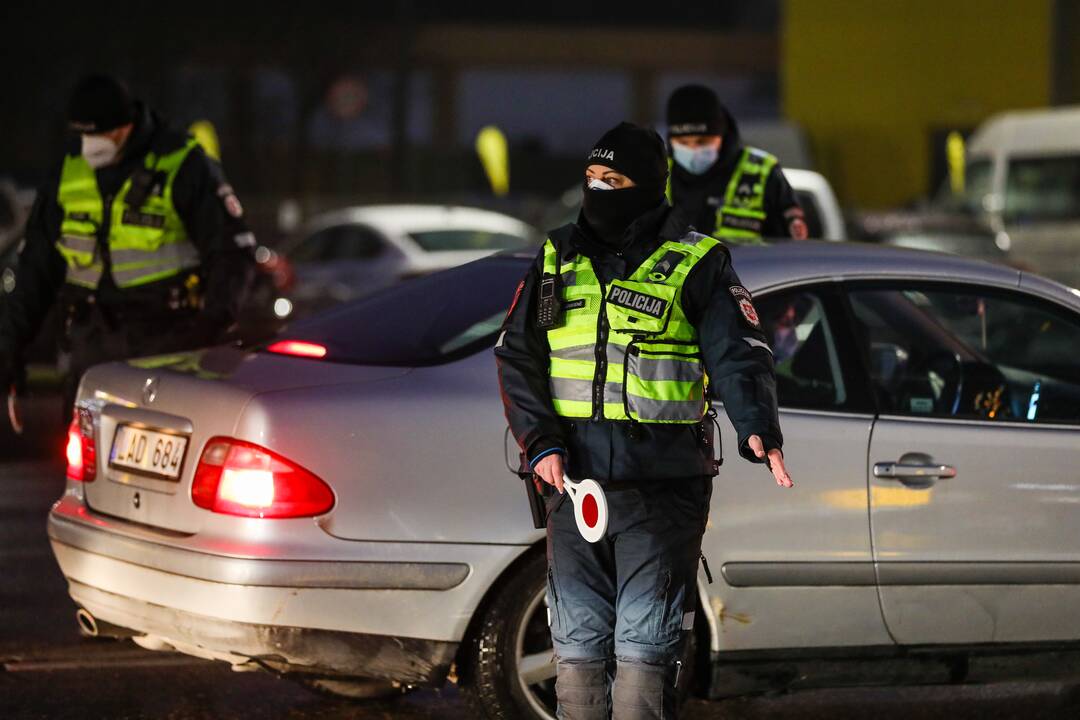 Policija pradėjo masinę judėjimo kontrolę