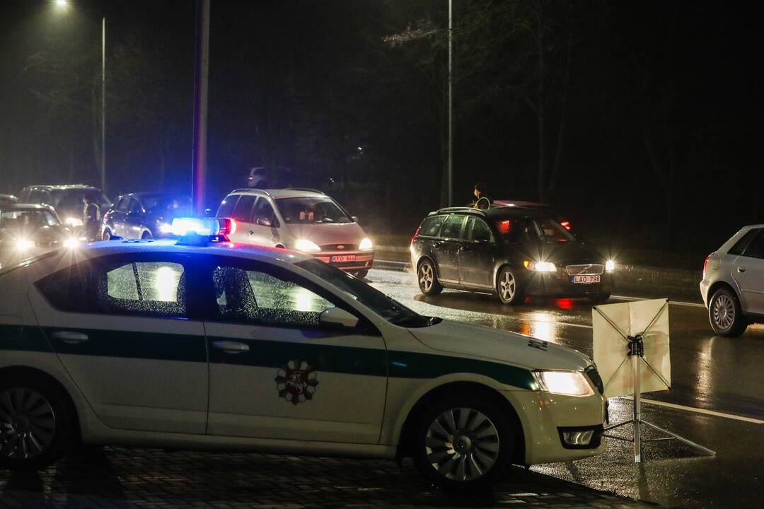 Policija pradėjo masinę judėjimo kontrolę