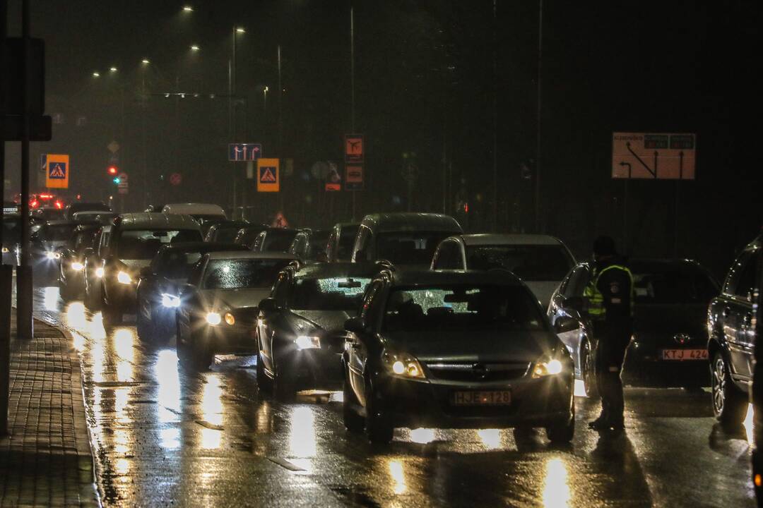 Policija pradėjo masinę judėjimo kontrolę