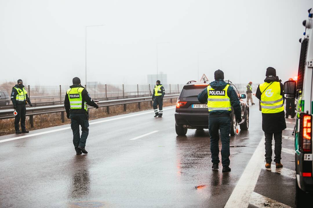 Policija pradėjo masinę judėjimo kontrolę