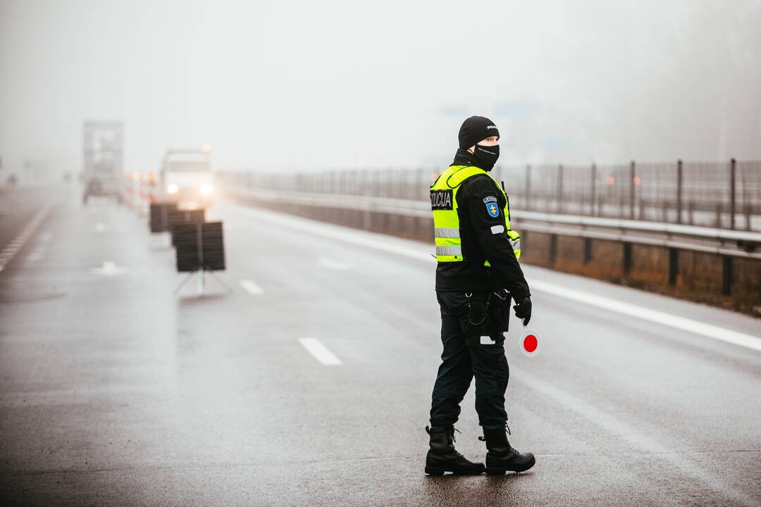 Policija pradėjo masinę judėjimo kontrolę