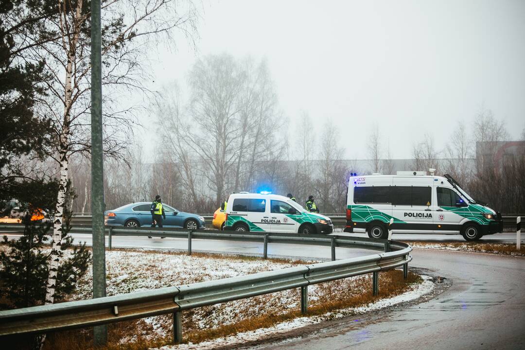 Policija pradėjo masinę judėjimo kontrolę