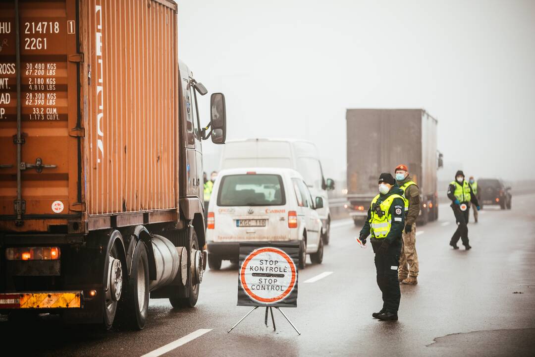 Policija pradėjo masinę judėjimo kontrolę