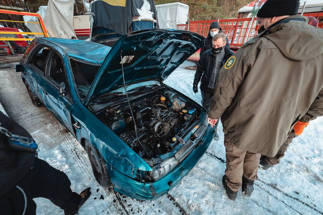 „Subaru“ ištrauktas iš Kauno marių