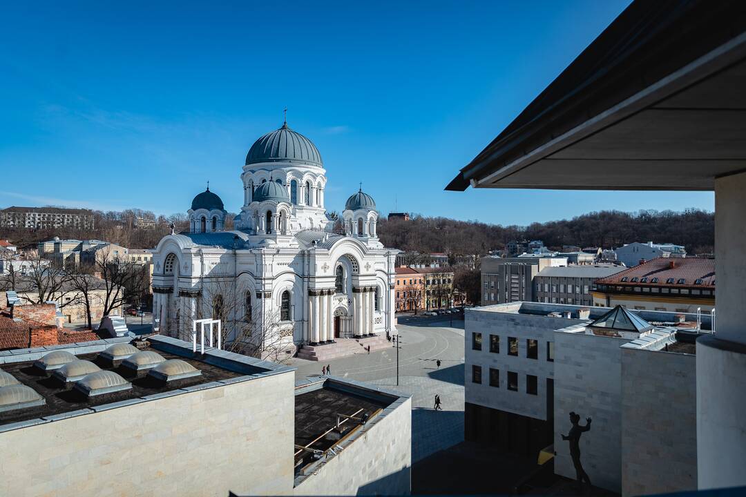 Improvizuota scena ant M. Žilinsko galerijos stogo