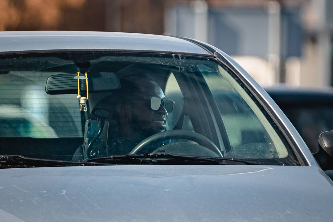 „Nuepiko“ ir šiuolaikinio cirko akrobatų pasirodymas pėsčiųjų perėjoje