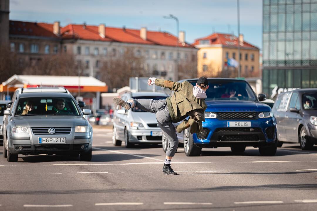 „Nuepiko“ ir šiuolaikinio cirko akrobatų pasirodymas pėsčiųjų perėjoje