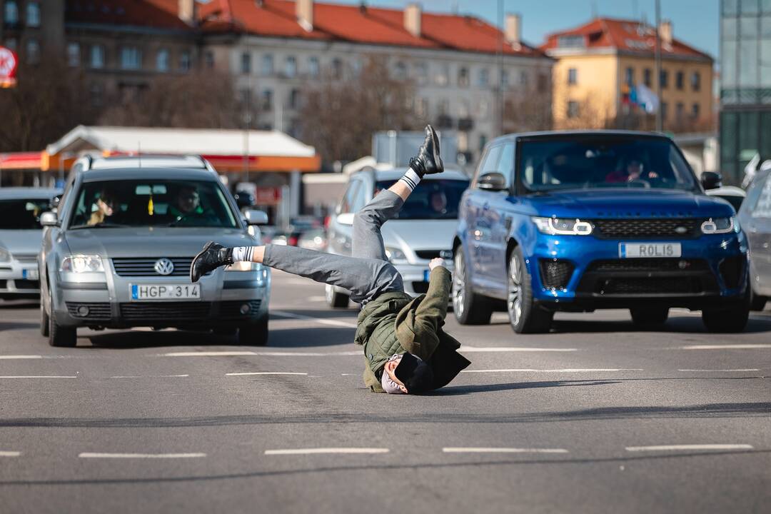 „Nuepiko“ ir šiuolaikinio cirko akrobatų pasirodymas pėsčiųjų perėjoje