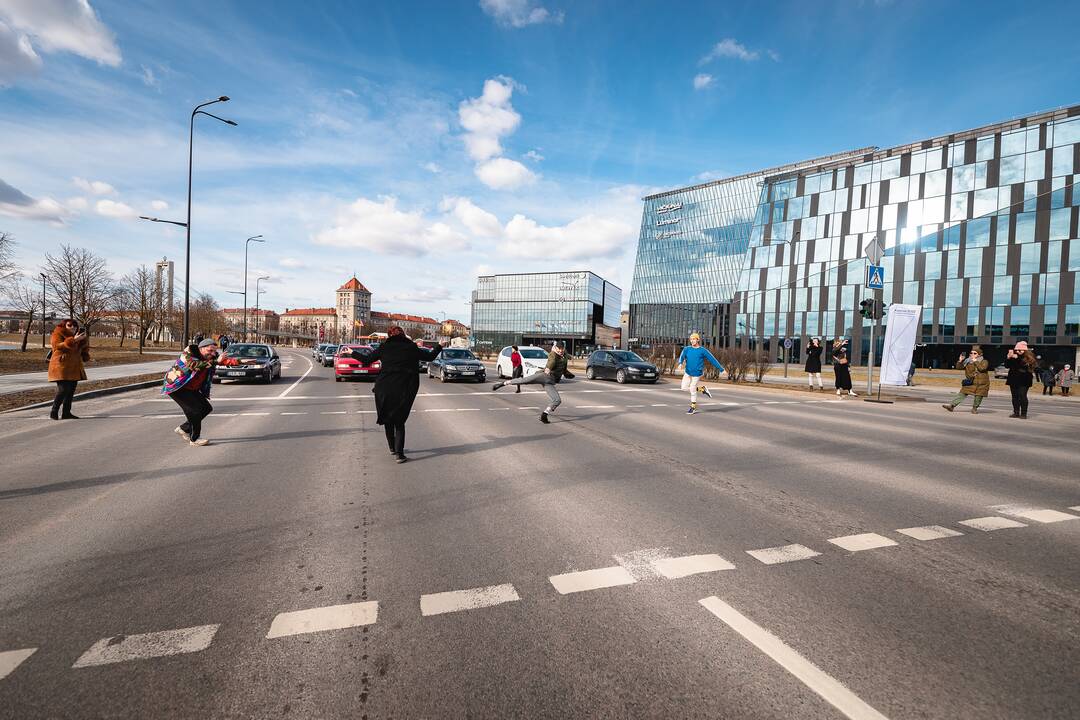 „Nuepiko“ ir šiuolaikinio cirko akrobatų pasirodymas pėsčiųjų perėjoje