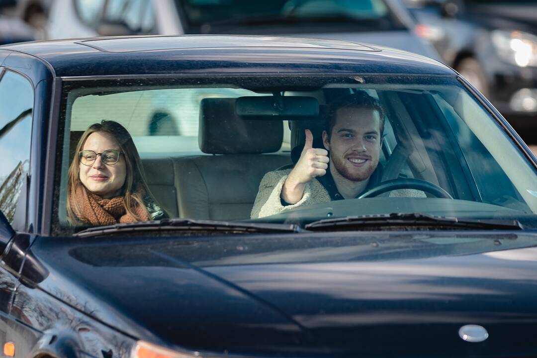 „Nuepiko“ ir šiuolaikinio cirko akrobatų pasirodymas pėsčiųjų perėjoje