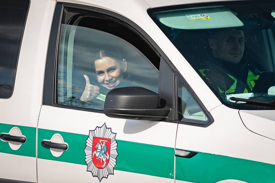 „Nuepiko“ ir šiuolaikinio cirko akrobatų pasirodymas pėsčiųjų perėjoje