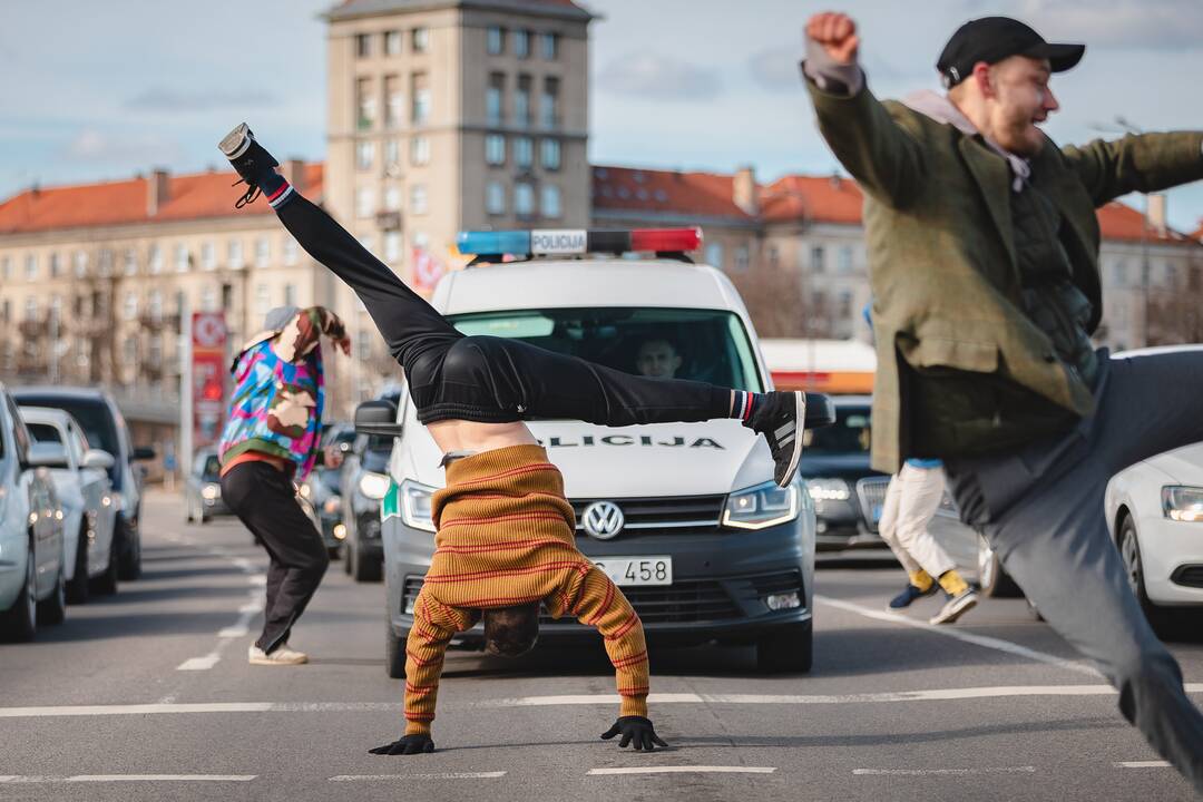 „Nuepiko“ ir šiuolaikinio cirko akrobatų pasirodymas pėsčiųjų perėjoje