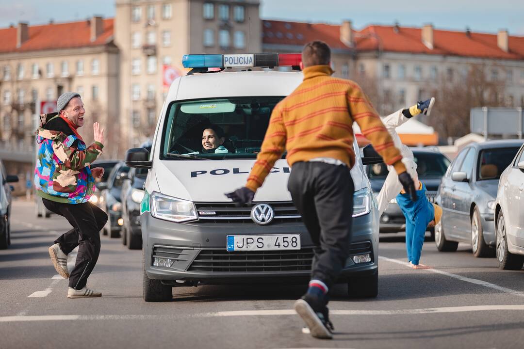 „Nuepiko“ ir šiuolaikinio cirko akrobatų pasirodymas pėsčiųjų perėjoje