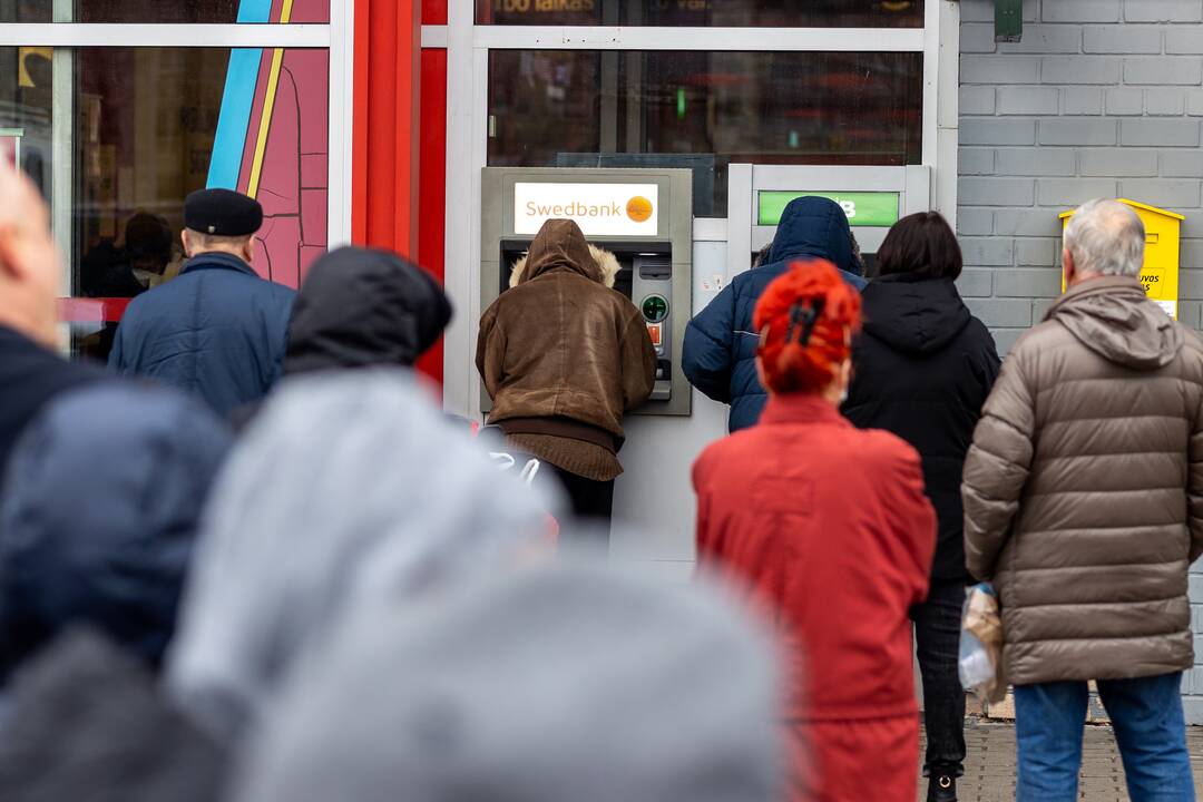 Siūloma laikinai atsisakyti Darbo kodekso nuostatos dėl algų mokėjimo į sąskaitą