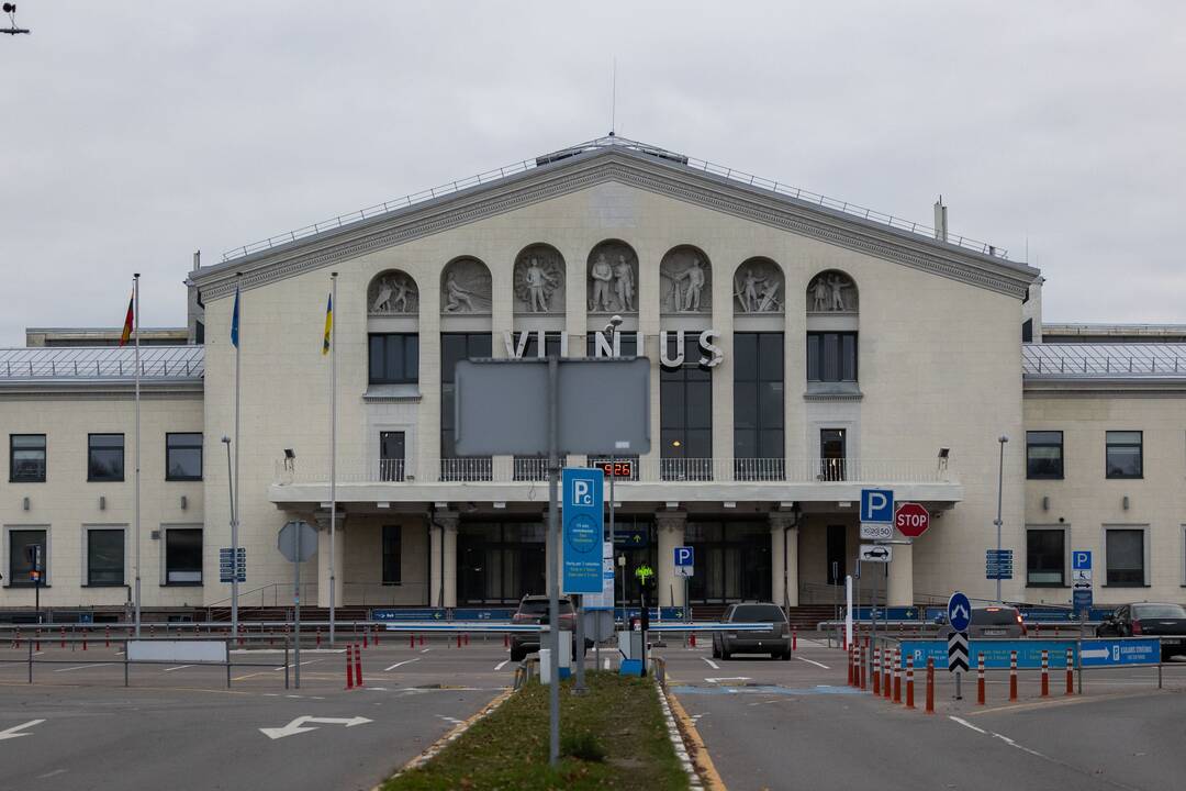 Vilniaus oro uoste uždaromas automobilių užvažiavimo prie išvykimo terminalo kelias