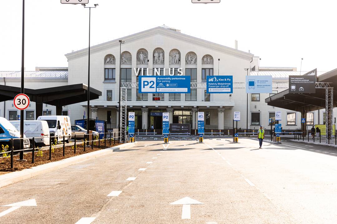 Dėl stipraus vėjo du lėktuvai vietoj Vilniaus oro uosto leidosi Kaune
