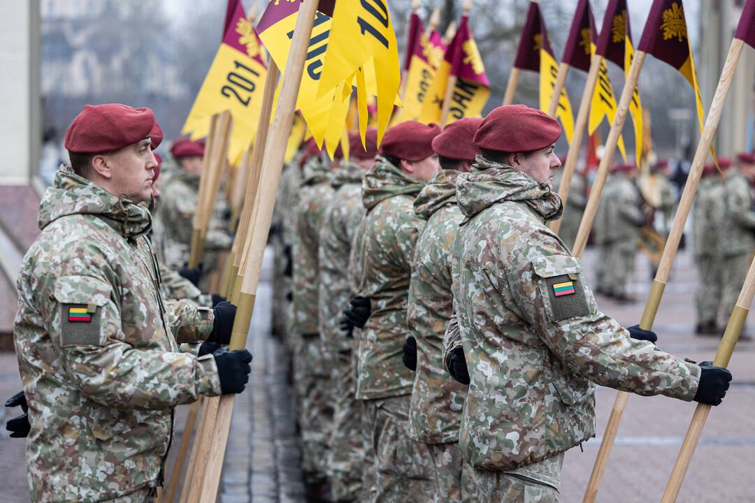 Iškilminga karių rikiuotė Nepriklausomybės aikštėje