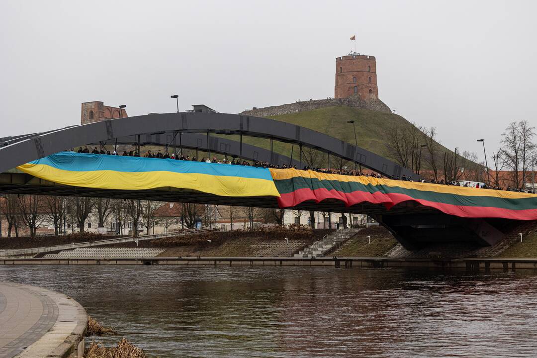 Ant Karaliaus Mindaugo tilto išskleistos Lietuvos ir Ukrainos vėliavos