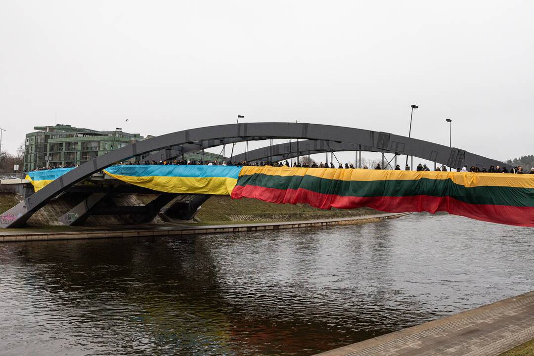 Ant Karaliaus Mindaugo tilto išskleistos Lietuvos ir Ukrainos vėliavos