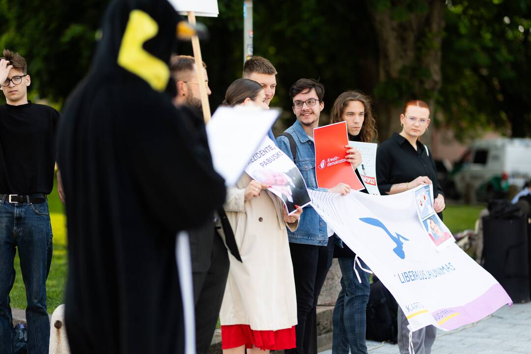 Jaunųjų konservatorių lygos protestas „Gintautai, rinkis: valstybė ar įmonė“