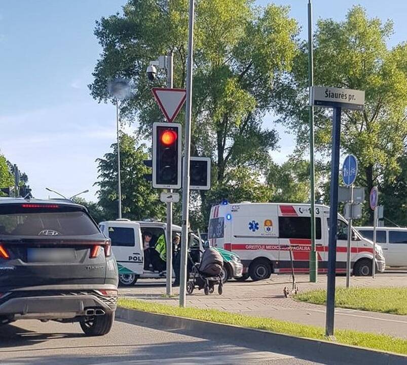 Uostamiestyje ant vežimėlio su kūdikiu užgriuvo girtas paspirtukininkas