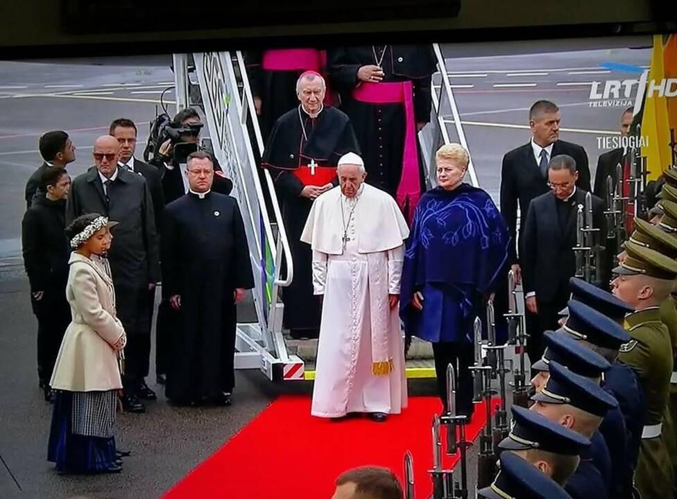 Popiežių sutikusi mergaitė (kairėje)