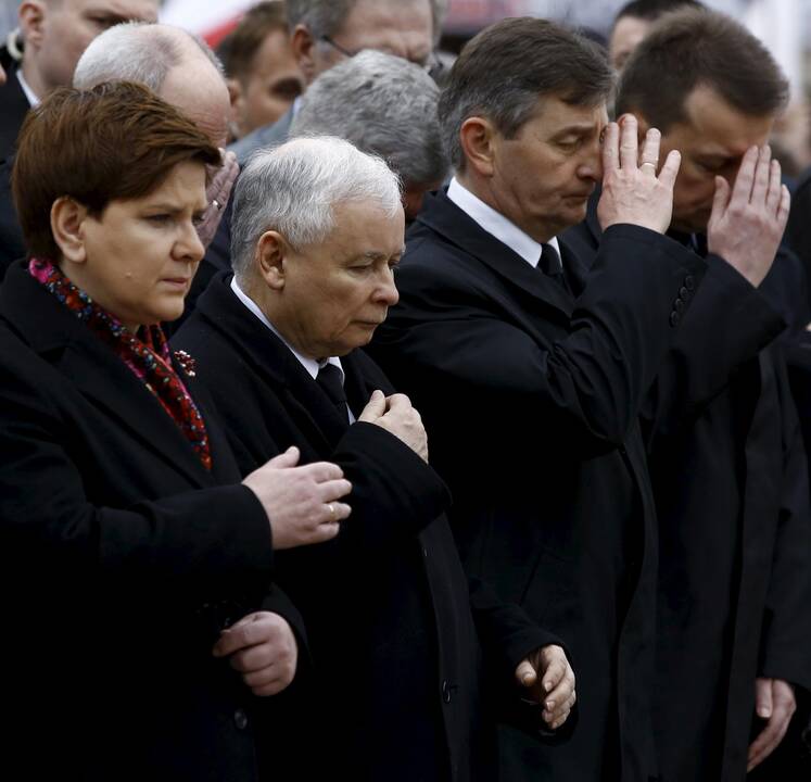 Beata Szydlo, Jaroslawas Kaczynskis (antras iš kairės)