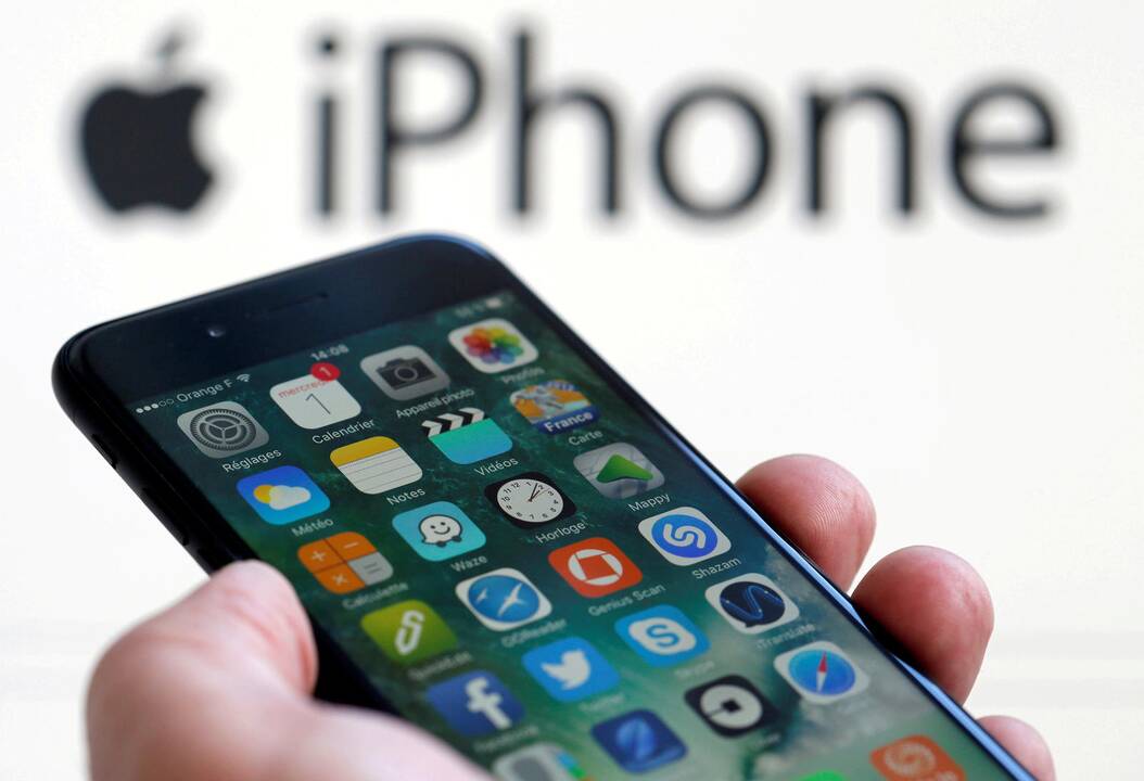 D. Trumpas savo telefoną "Samsung" pakeitė "iPhone"