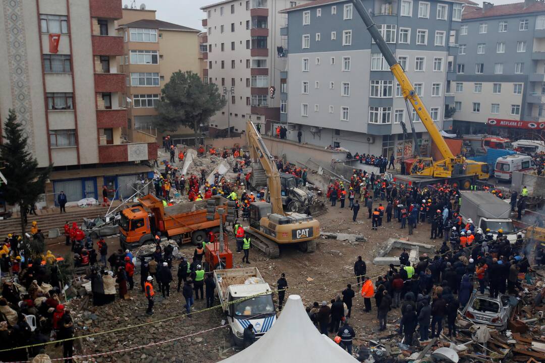 Stambulo daugiabučio griūties aukų padaugėjo iki 21