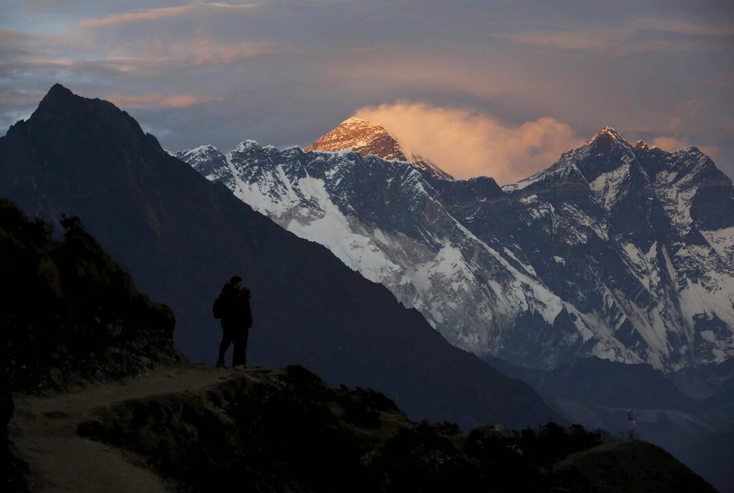 Dėl koronaviruso protrūkio Nepalas atšaukia leidimus kopti į Everestą