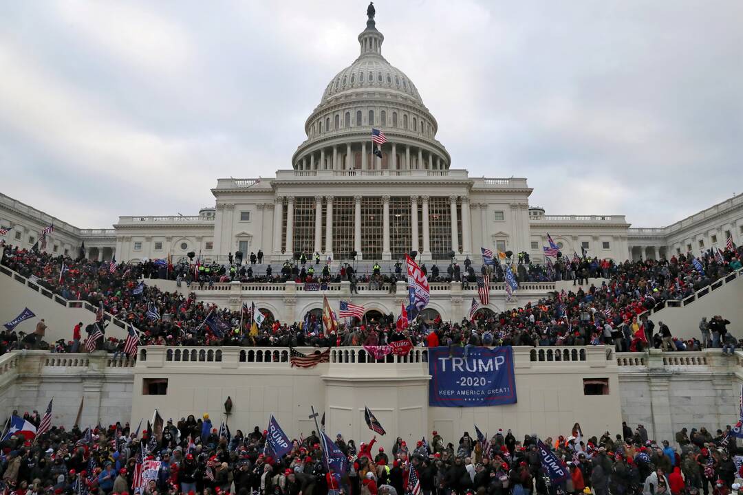 Du Kapitolijaus policininkai pateikė ieškinį D. Trumpui