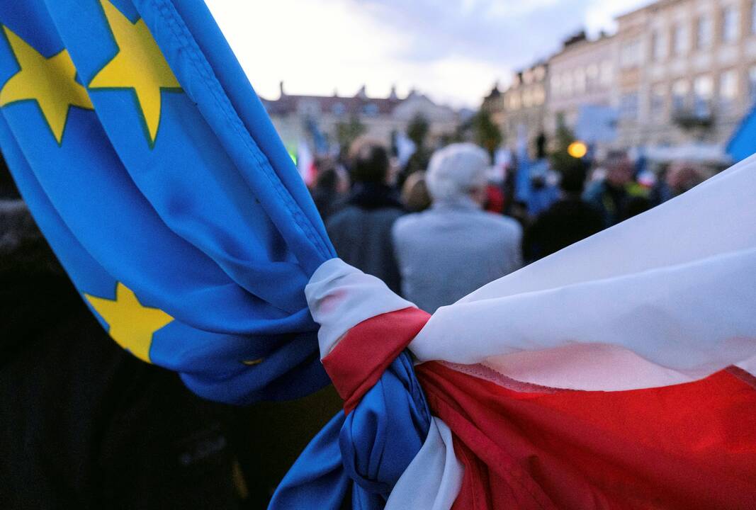 Briuselis: Lenkijai tebeskiriamos didelės baudos dėl teismų sistemos reformos